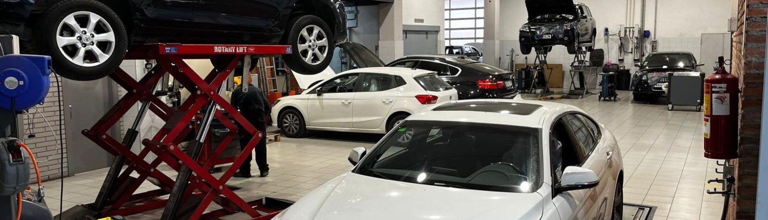 Zona de mecánica y diagnosis en Tallcar, Castellar del Vallès