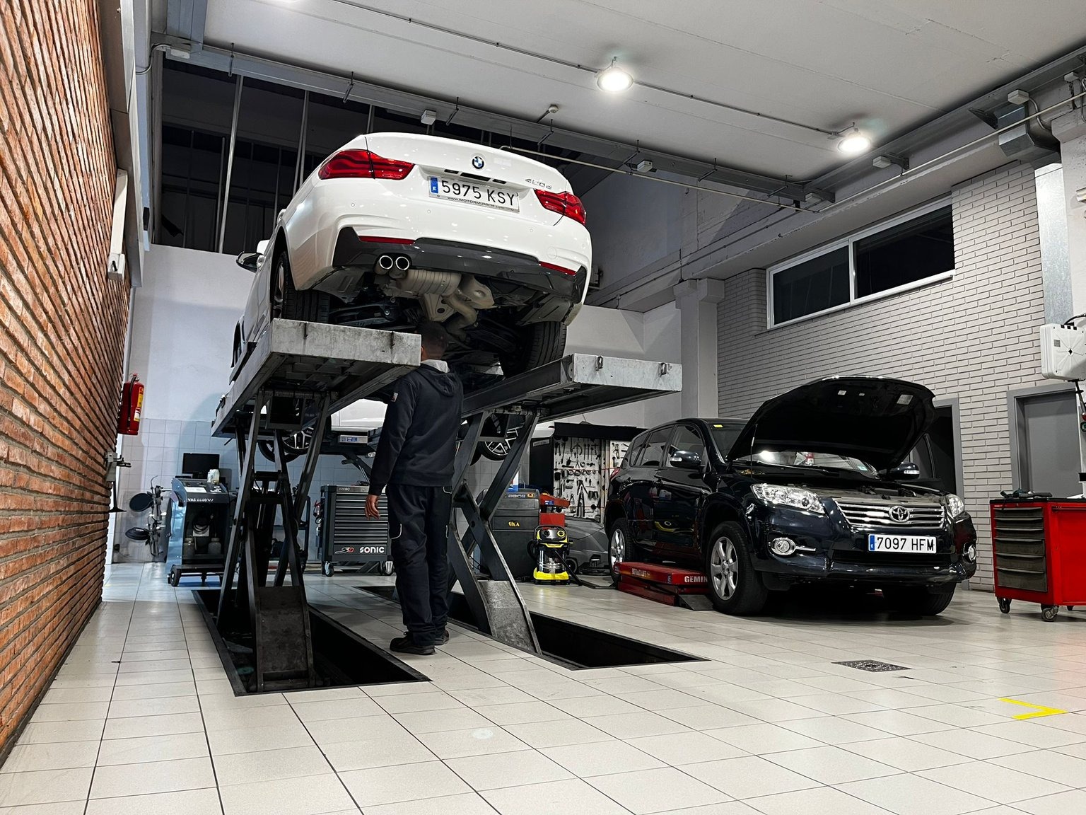 Elevador y revisión de bajos en servicio oficial Tallcar Elevador y revisión de bajos en servicio oficial Tallcar